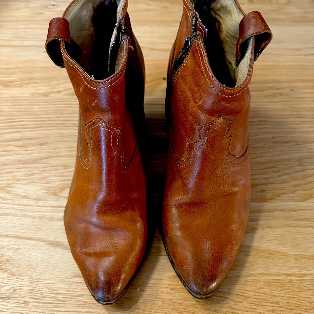 Frye Booties Size 8.5 Cognac Color - Picture 1 of 5